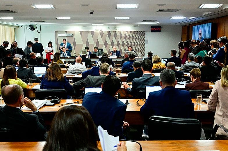 Senadora e deputado batem-boca durante CPMI do INSS: 'tigrão para cima de mim?' Senadora e deputado batem-boca durante CPMI do INSS: 'tigrão para cima de mim?'