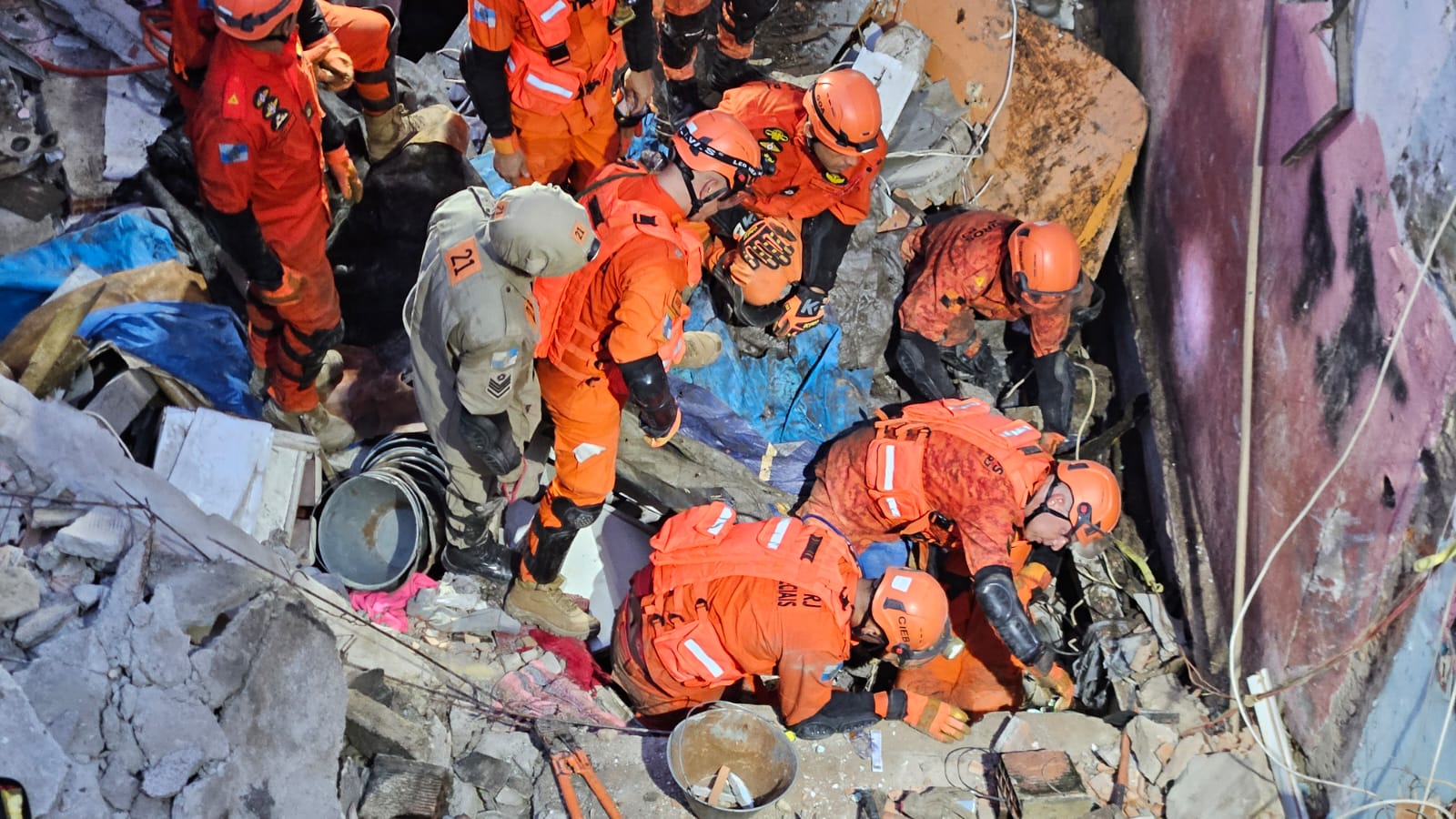 Criança é resgatada após desabamento de imóveis no Maracanã, no Rio; mãe morre sob escombros
