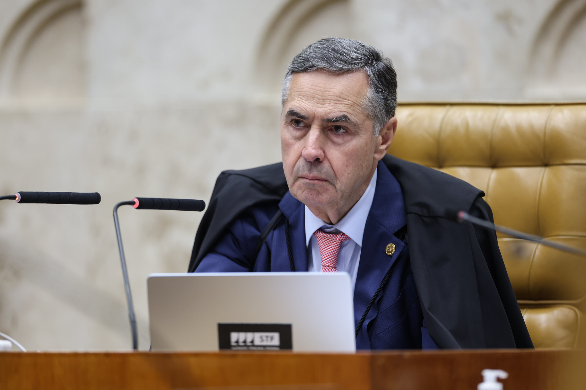 Barroso nega influência política em decisão de deixar o STF