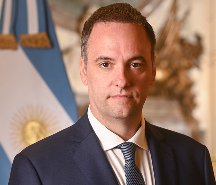 Chefe de gabinete de Milei renuncia após ser acusado de enriquecimento ilícito e ocultação de patrimônio episode artwork