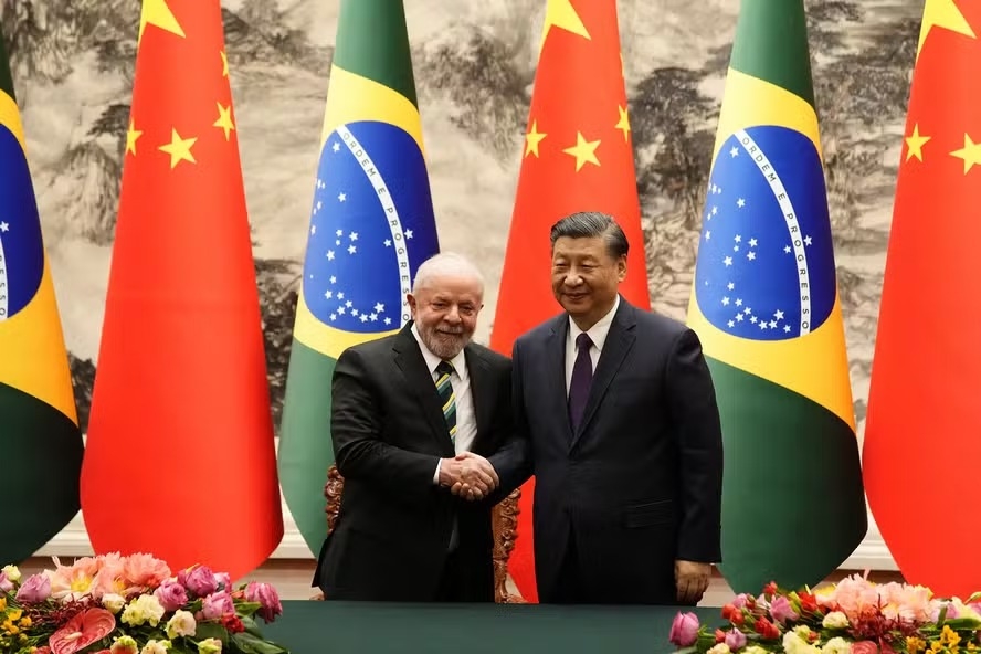 Em ligação com Lula, Xi Jinping diz que Brasil e China devem aprofundar cooperação estratégica