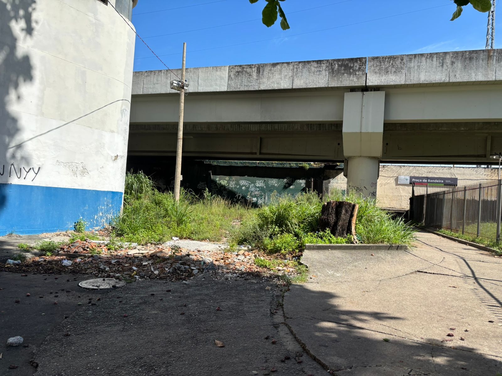 Passageiros reclamam do abandono no entorno e nos acessos da estação de trem da Praça da Bandeira