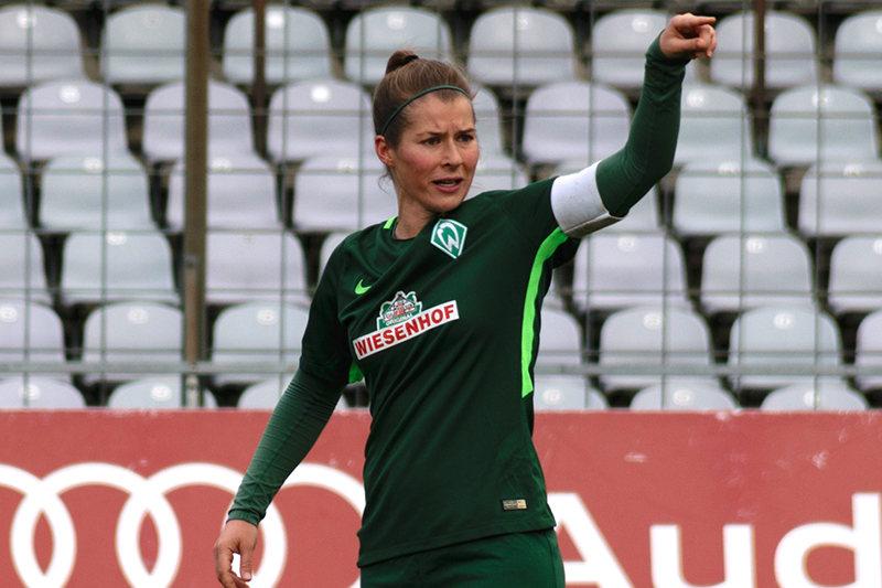 Primeira mulher treinadora no futebol masculino em grande liga estreia