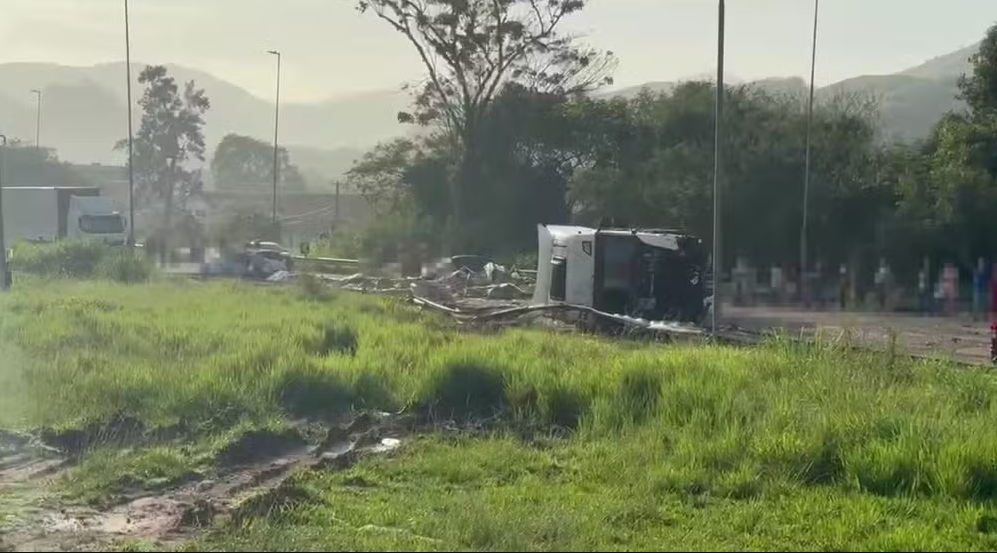 Acidente deixa cinco mortos e provoca interdição total na BR-393, em Barra do Piraí (RJ) episode artwork