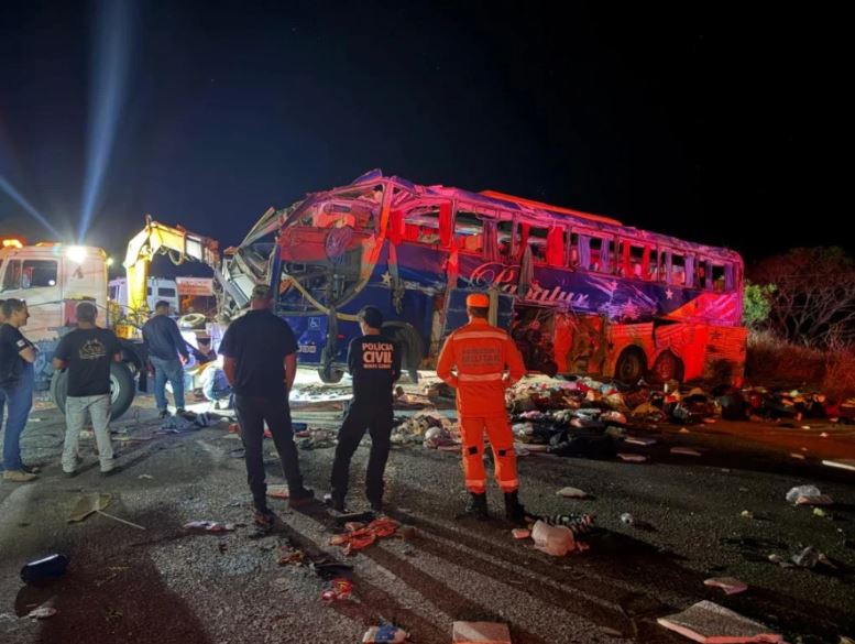 Acidente entre ônibus de turismo e carreta no norte de MG deixa seis mortos e 43 feridos episode artwork