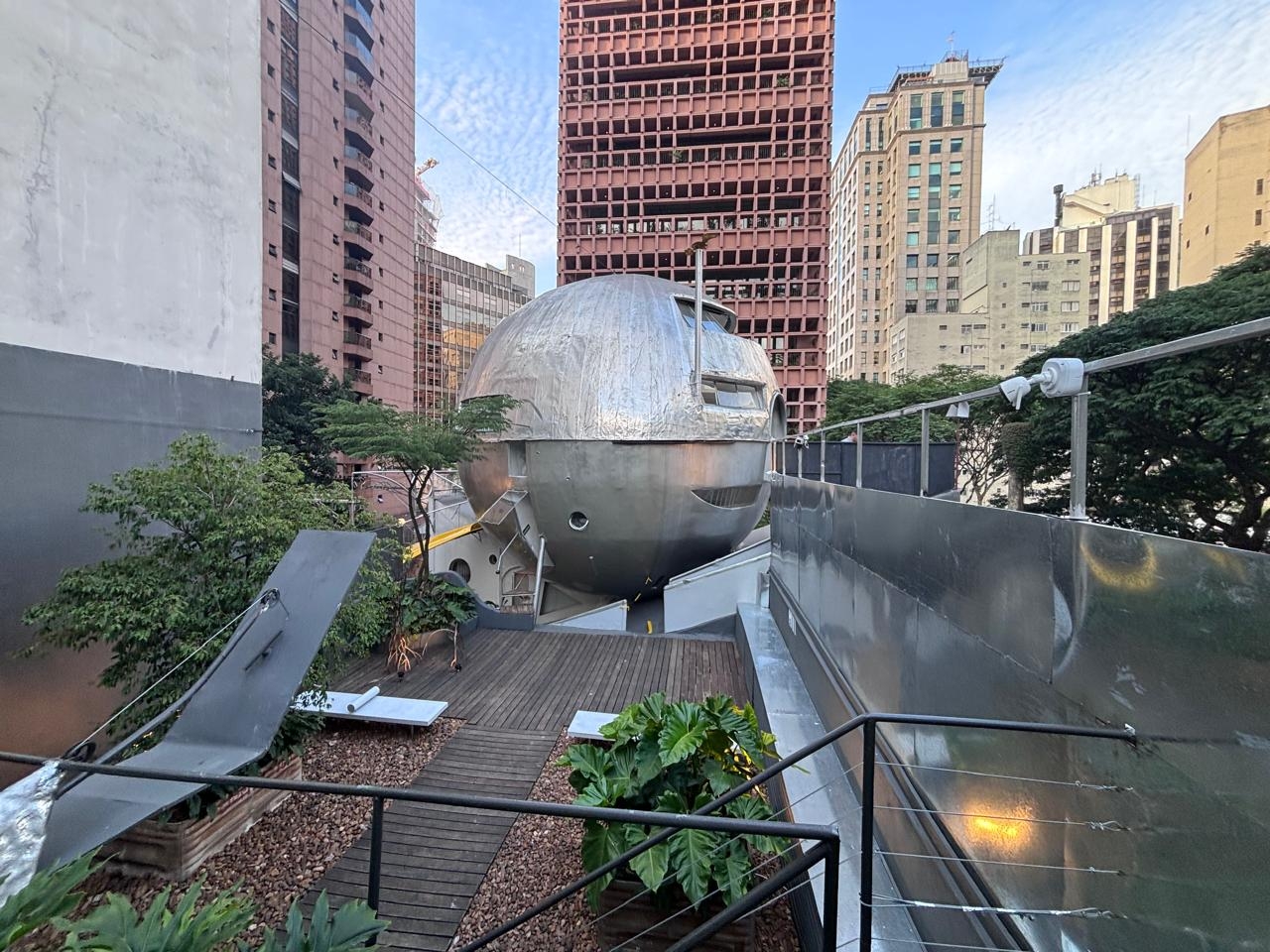 Você moraria em uma cápsula? Conheça o interior da Casa Bola, em SP