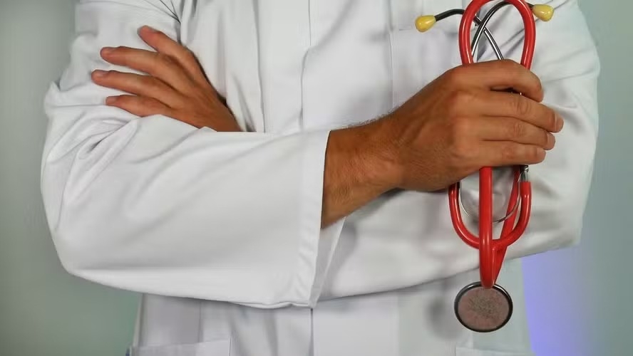 Conselho Federal de Medicina critica MP que condiciona registro de futuros médicos à aprovação no Enamed episode artwork
