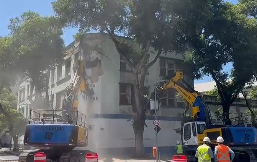 Paes dá início a obras do Centro Cultural Rio-Áfricas no Rio de Janeiro com demolição da Pró-Matre Paes dá início a obras do Centro Cultural Rio-Áfricas no Rio de Janeiro com demolição da Pró-Matre