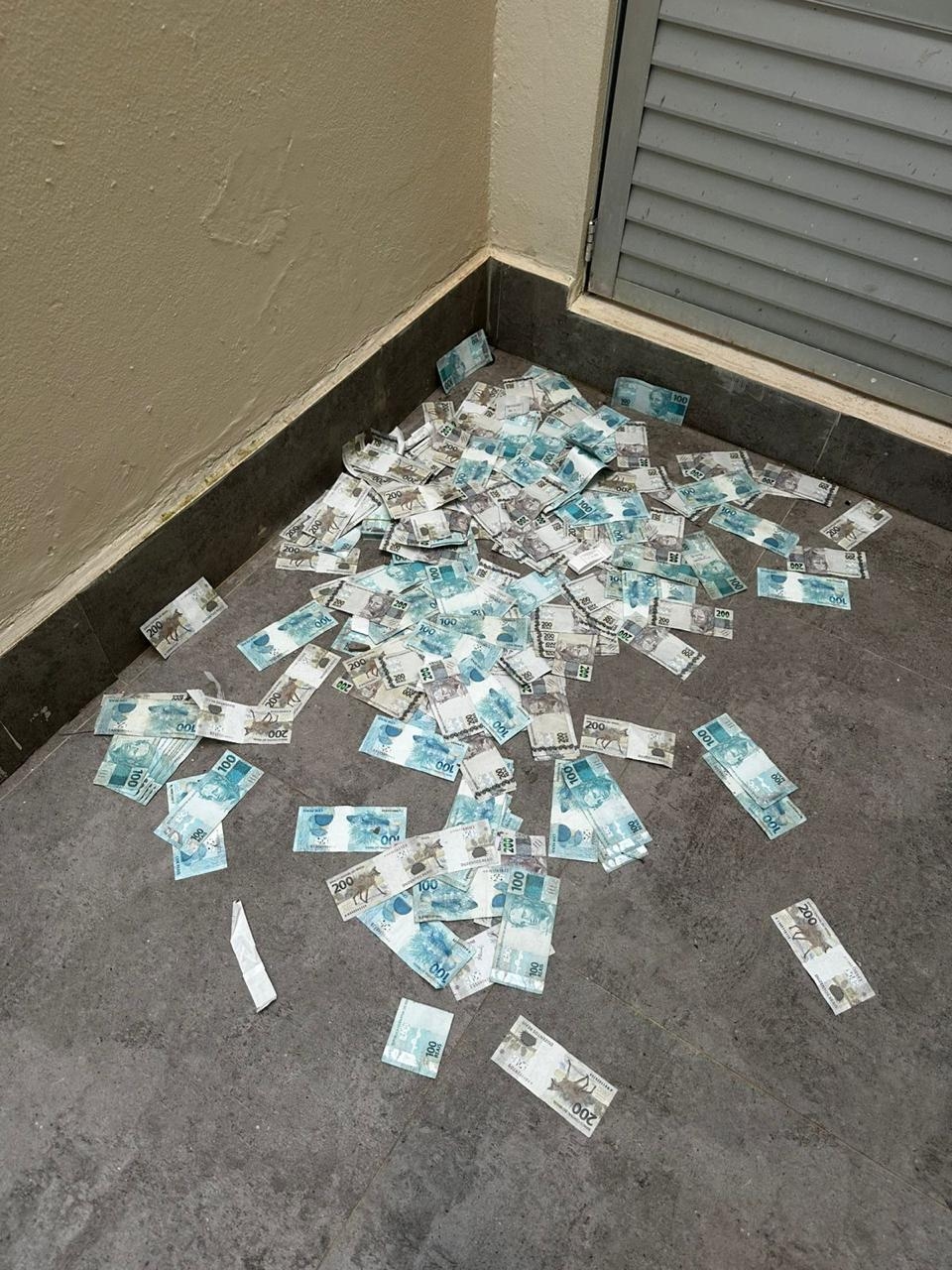 Polícia recupera mala cheia de dinheiro jogada por janela de apartamento em Balneário Camboriú