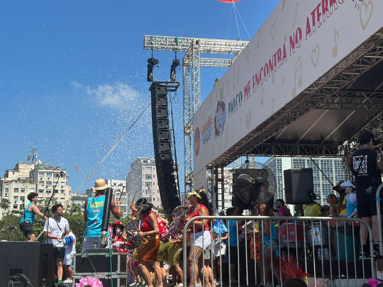 Bloco Sargento Pimenta faz tributo a Cássia Eller e arrasta foliões no Rio