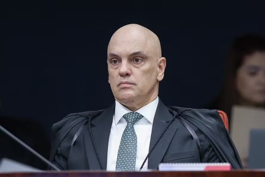 Fux reclama de fala de Dino em meio ao voto de Moraes e diz que não deixará ter voto interrompido Fux reclama de fala de Dino em meio ao voto de Moraes e diz que não deixará ter voto interrompido
