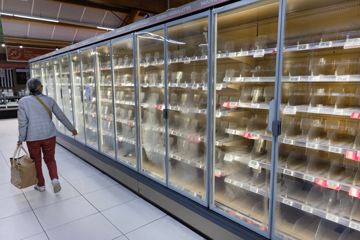 Macron convoca conselho de defesa após ataque hacker a refrigeradores de supermercados na França episode artwork