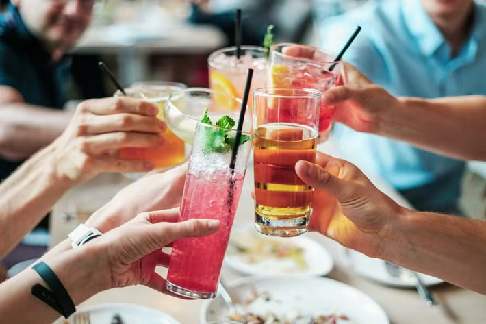 'Happy hour' sem ressaca: por que brasileiros estão bebendo cada vez mais cerveja sem álcool?