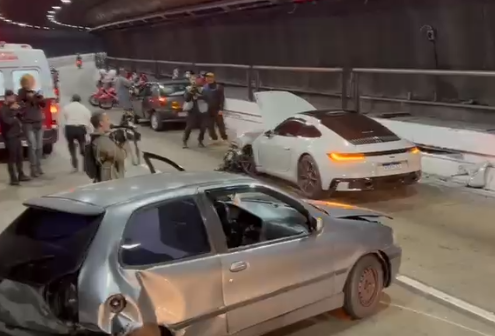 Porsche em alta velocidade atinge Palio e bloqueia parte do Túnel Ayrton Senna, em SP
