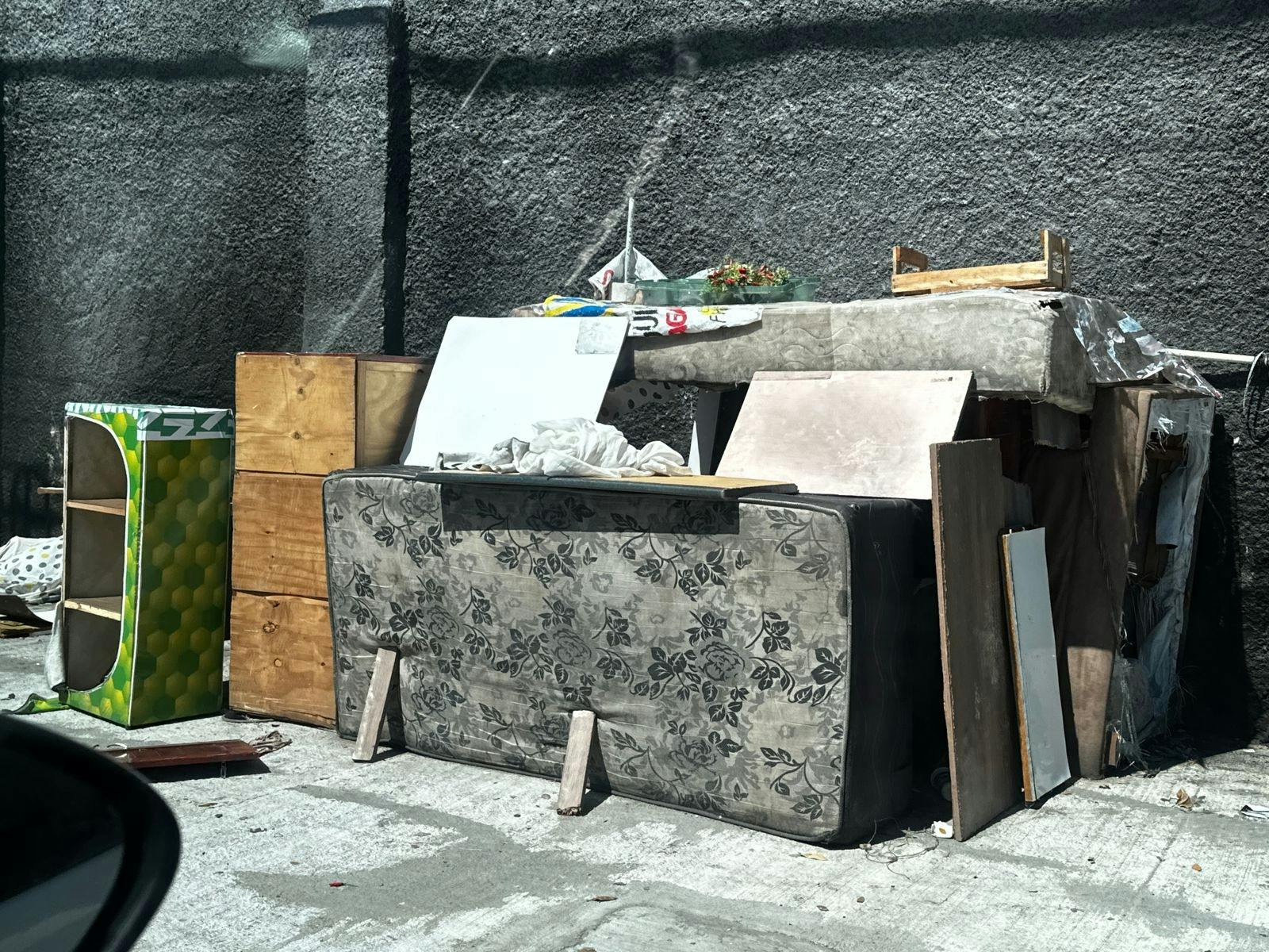 Moradores e pedestres reclamam de lixo, esgoto e buracos perto da Cidade da Polícia, na Zona Norte do Rio Moradores e pedestres reclamam de lixo, esgoto e buracos perto da Cidade da Polícia, na Zona Norte do Rio