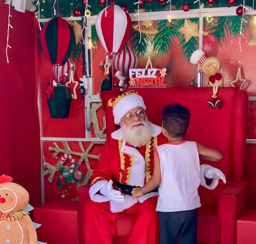 Projeto 'Natal Encantado' leva Papai Noel para 33 favelas do RJ