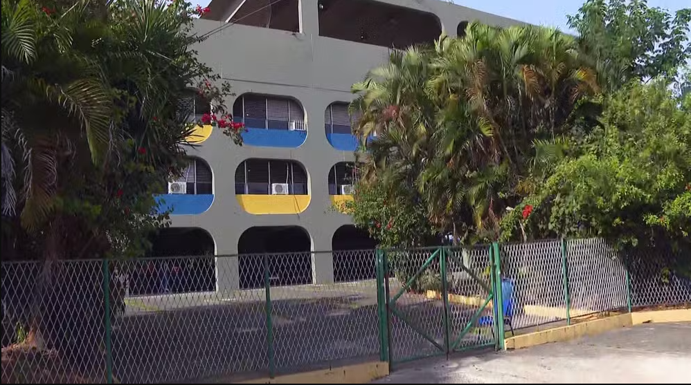 Bomba caseira explode em pátio de escola pública, em Belford Roxo; 10 alunos ficaram feridos