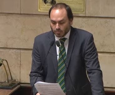 Carlos Bolsonaro renuncia de cargo de vereador do Rio para concorrer ao Senado em SC: 'Não é uma fuga' Carlos Bolsonaro renuncia de cargo de vereador do Rio para concorrer ao Senado em SC: 'Não é uma fuga'