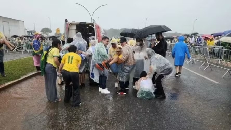 Duas pessoas atingidas por raio durante protesto em Brasília seguem internadas