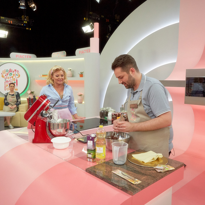 Asszony, ez odakozmált, vedd le a kötényed, és távozz a konyhából!