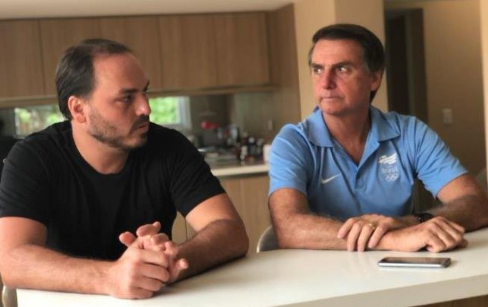 Carlos Bolsonaro diz que saúde do pai se deteriora e relata crises de soluços 'intermináveis'