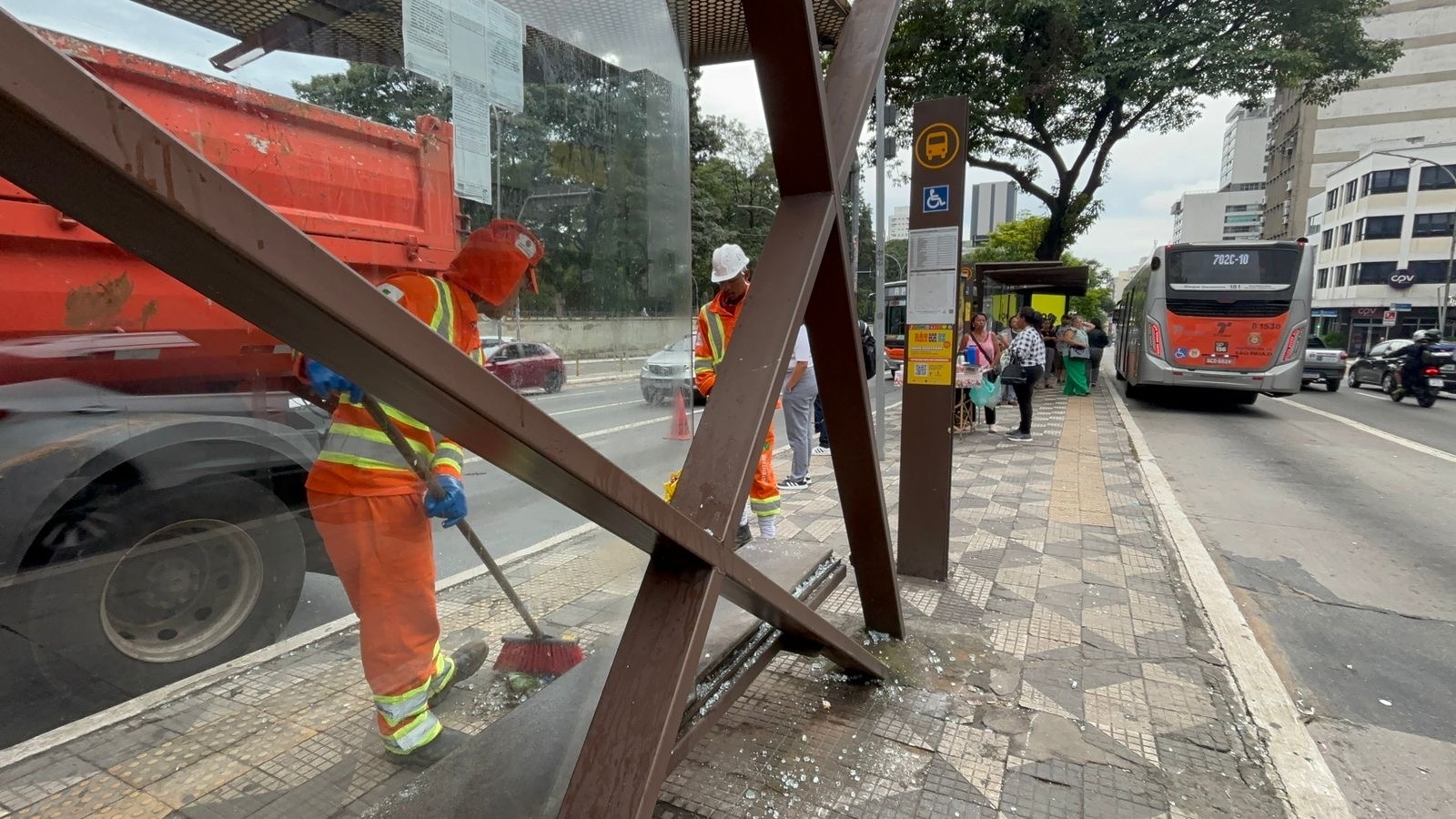 Cenário do dia seguinte após confusão com megablocos em São Paulo é de sujeira e locais quebrados