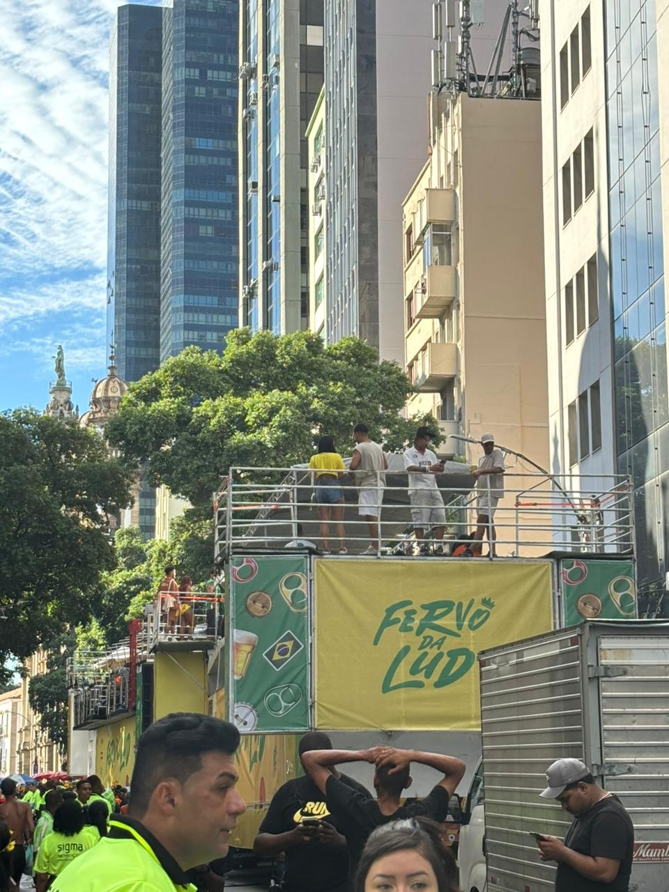Fervo da Lud arrasta multidão no Centro do Rio episode artwork