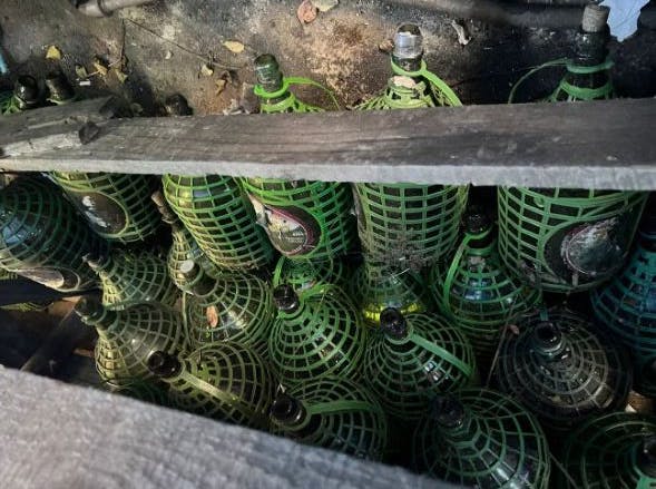 Polícia apreende oito mil litros de cachaça irregular em Juiz de Fora (MG) Polícia apreende oito mil litros de cachaça irregular em Juiz de Fora (MG)