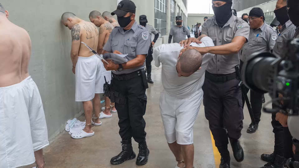 Demócratas defienden inmigrantes criminales