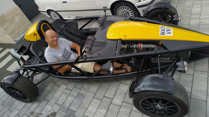 Kopasznál van egy Ariel Atom, és nem fél használni episode artwork