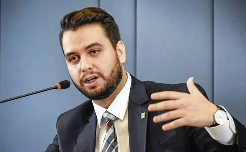 Filipe Martins, ex-assessor de Bolsonaro, é preso após descumprir medida cautelar