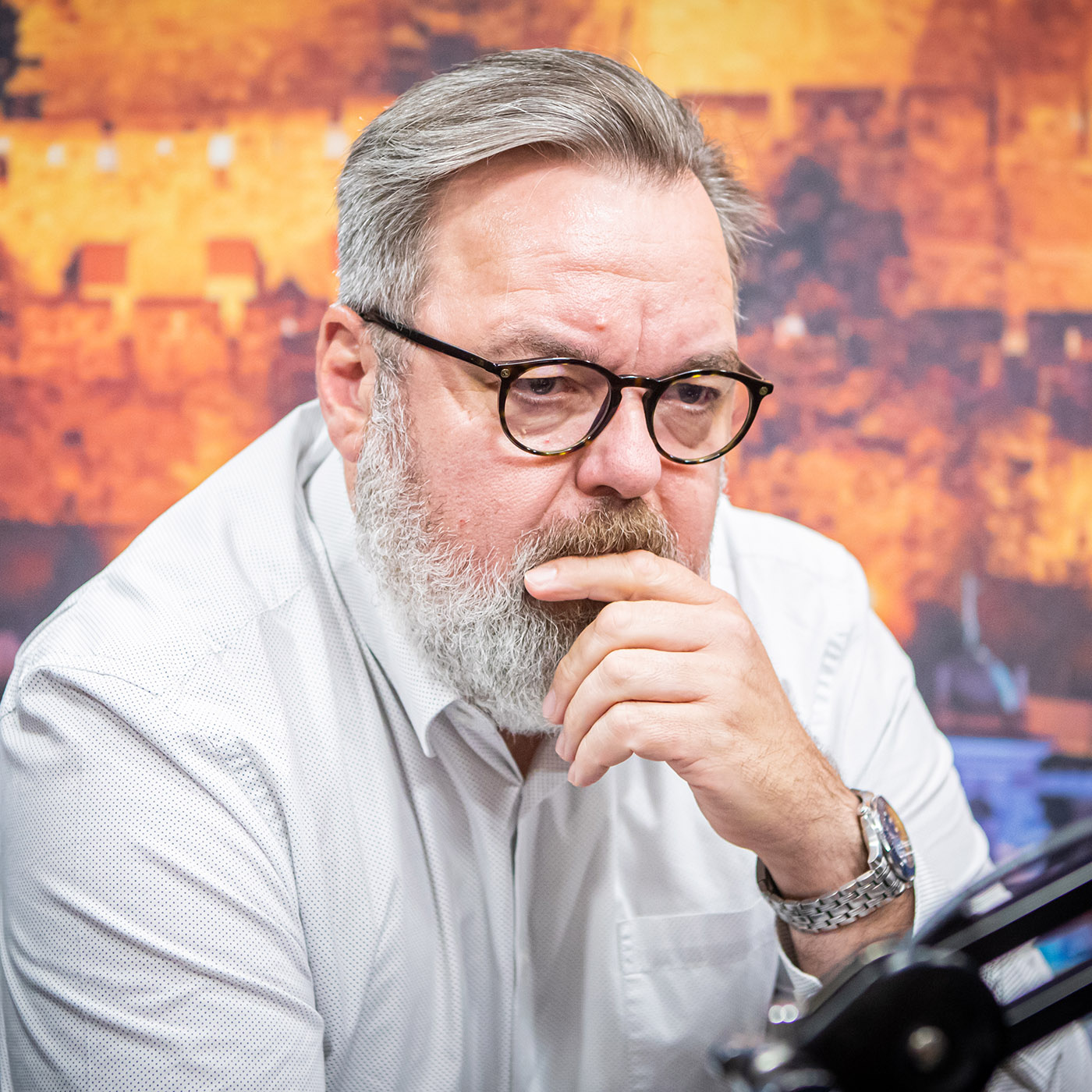 A tányérra festett pillangók megelevenednek és elszállnak