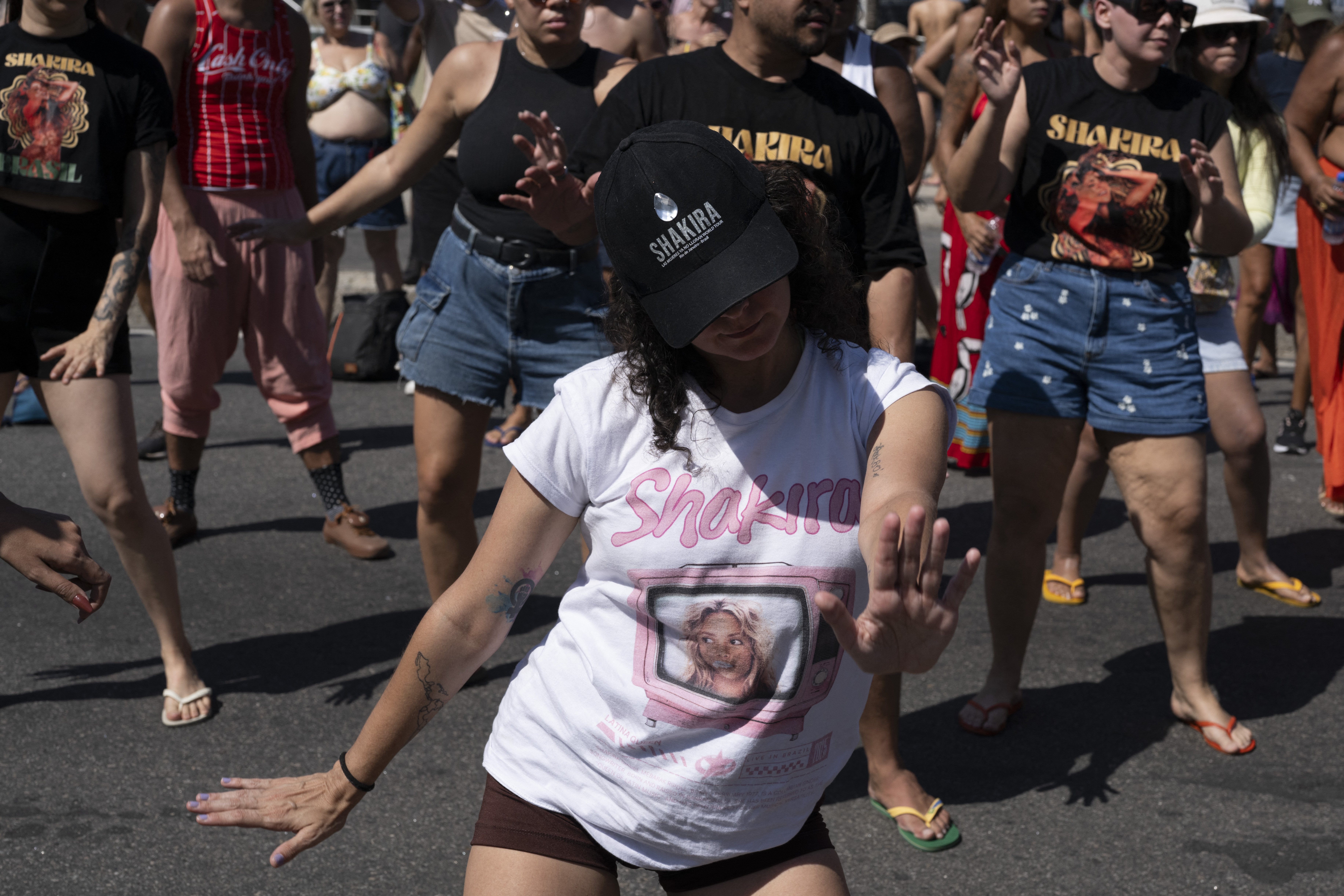Fãs no Rio já estão 'no clima' para show da Shakira em Copacabana