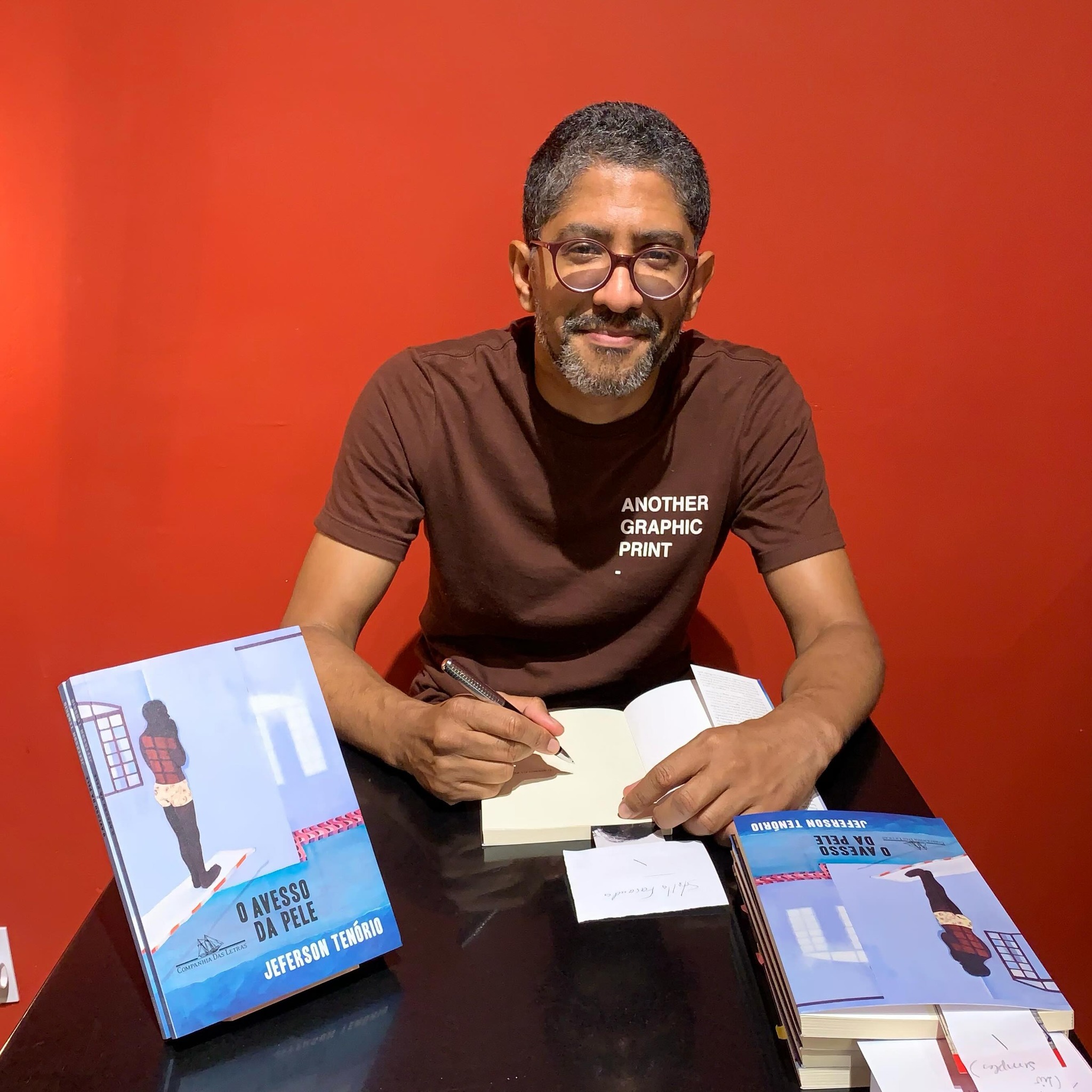 Literatura ajuda a compreender o Brasil e enfrentar o racismo, diz Jeferson Tenório