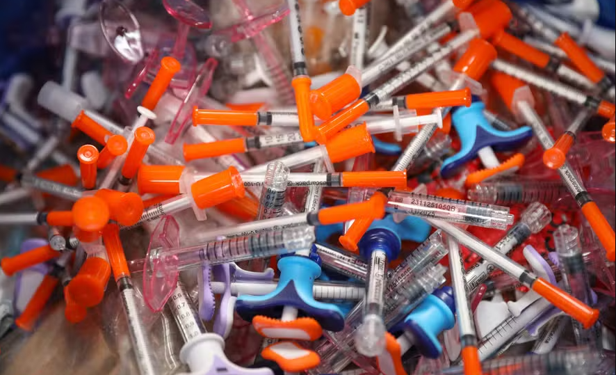 Roubo de canetas emagrecedoras: câmara de segurança de farmácia flagra troca de tiros entre PMs e suspeitos