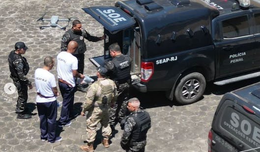 Sete chefes do Comando Vermelho são transferidos do Rio para presídios federais Sete chefes do Comando Vermelho são transferidos do Rio para presídios federais