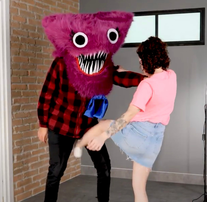 Kidnapped girl's escape and self defence tricks episode artwork