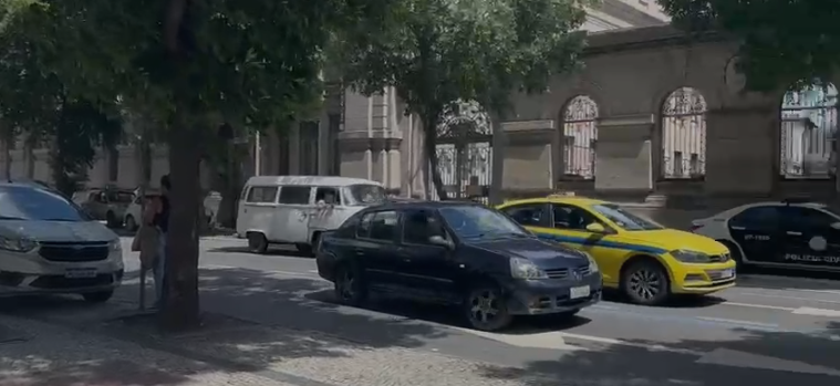 Moradores, comerciantes e pedestres reclamam da insegurança na Lapa (RJ)