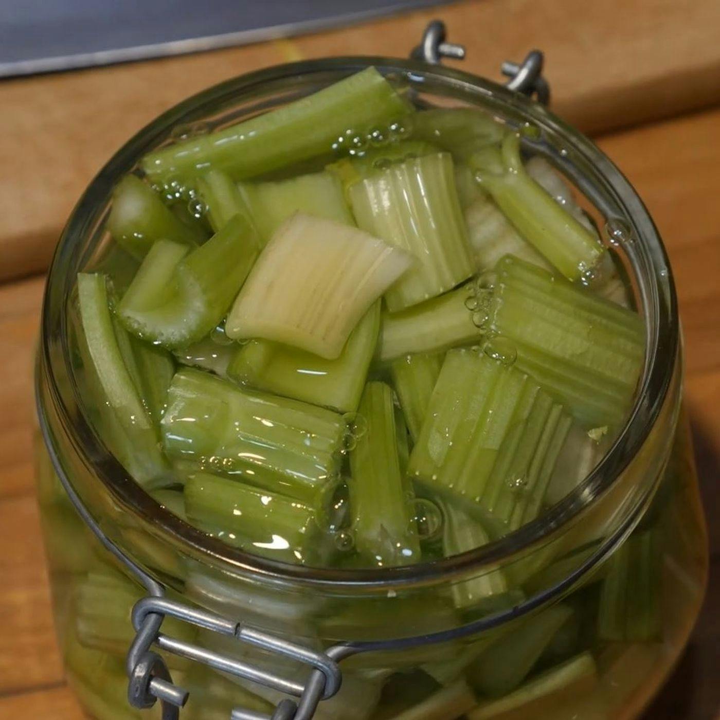 Cibi fermentati, come fermentare erbe spontanee. Con Annalisa Malerba Cibi fermentati, come fermentare erbe spontanee. Con Annalisa Malerba