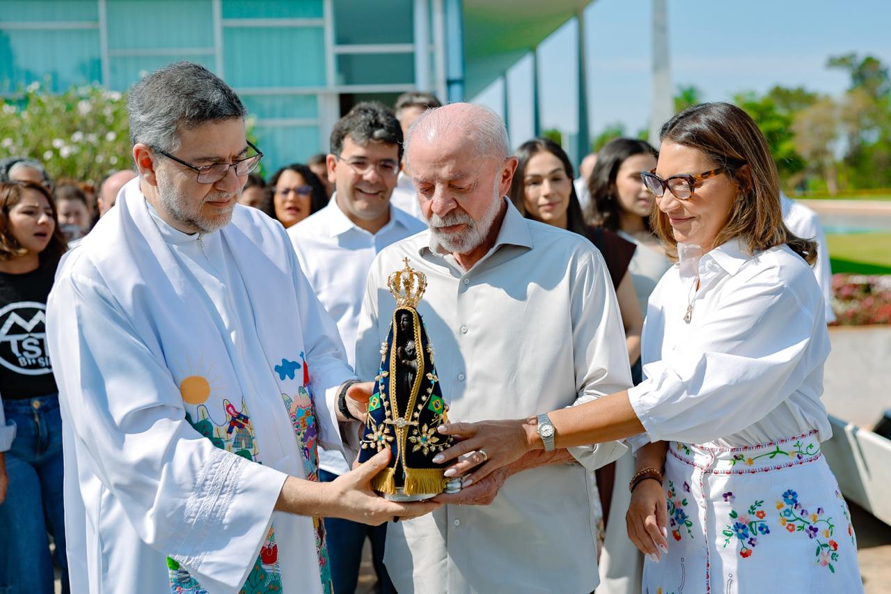Lula faz missa em homenagem à Nossa Senhora Aparecida na Alvorada e defende padroeira de ataques episode artwork