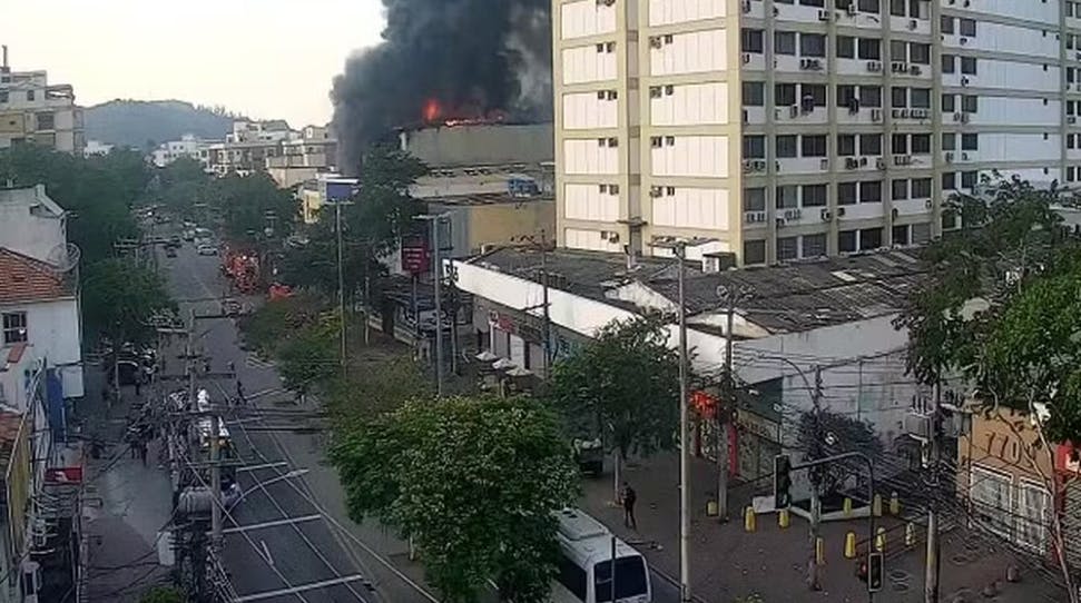 Incêndio atinge loja na Freguesia, Zona Sudoeste do Rio Incêndio atinge loja na Freguesia, Zona Sudoeste do Rio