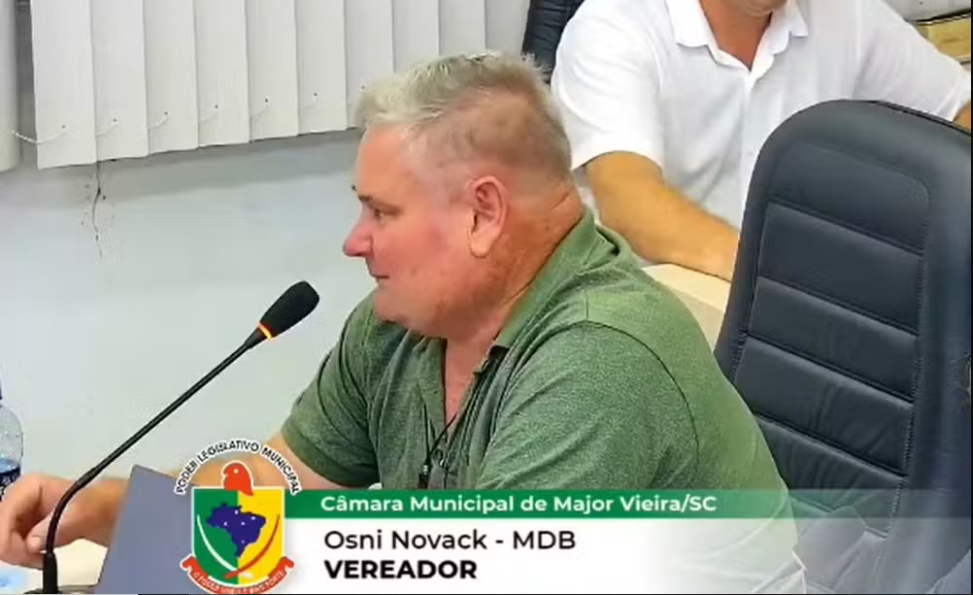 Vereador usa microfone de Câmara em SC para defender morte de cães de rua