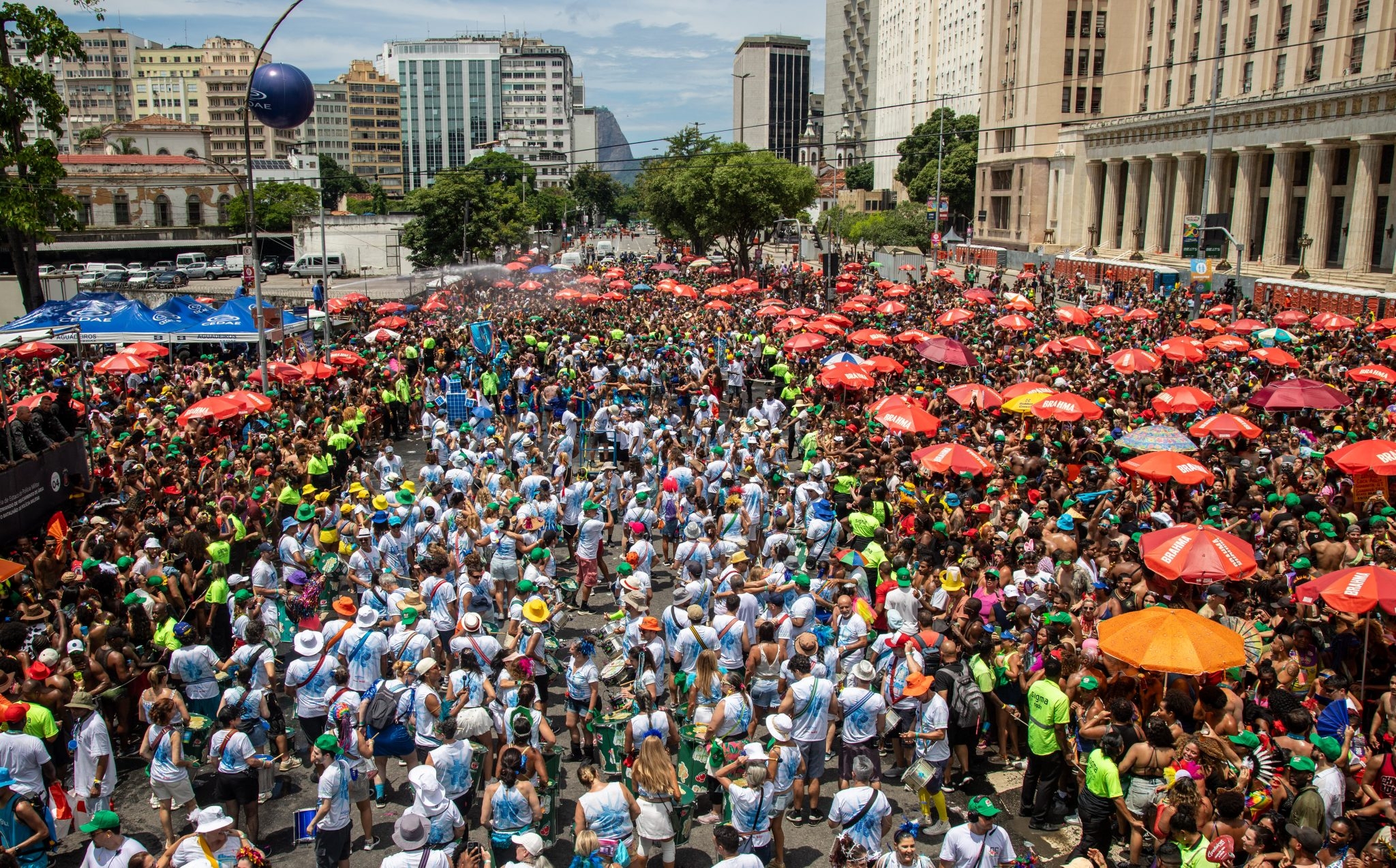 Monobloco encerra Carnaval de rua no Centro do Rio com multidão e prisão por agressão episode artwork