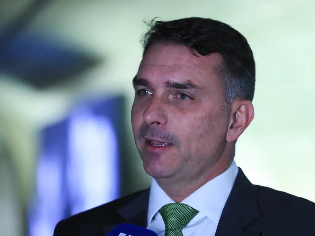 Após divergências com Michelle, Flávio Bolsonaro diz que PL ainda não decidiu quem vai apoiar no Ceará Após divergências com Michelle, Flávio Bolsonaro diz que PL ainda não decidiu quem vai apoiar no Ceará