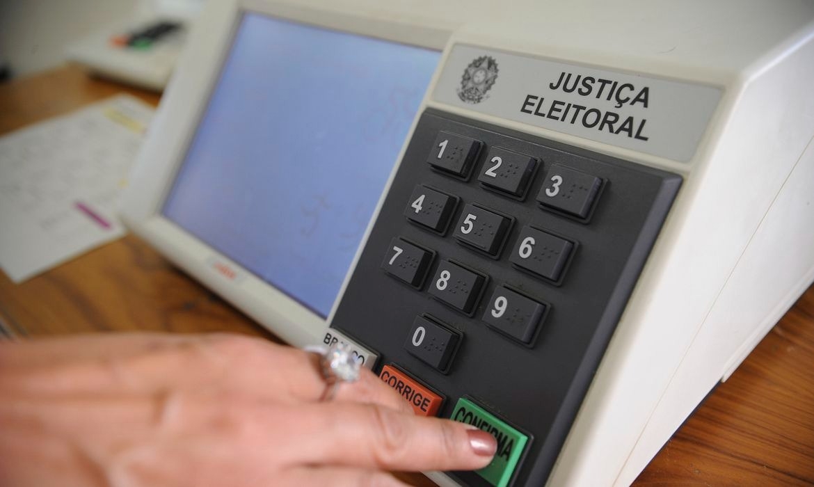 Pesquisa mostra juventude brasileira cada vez mais distante dos partidos políticos