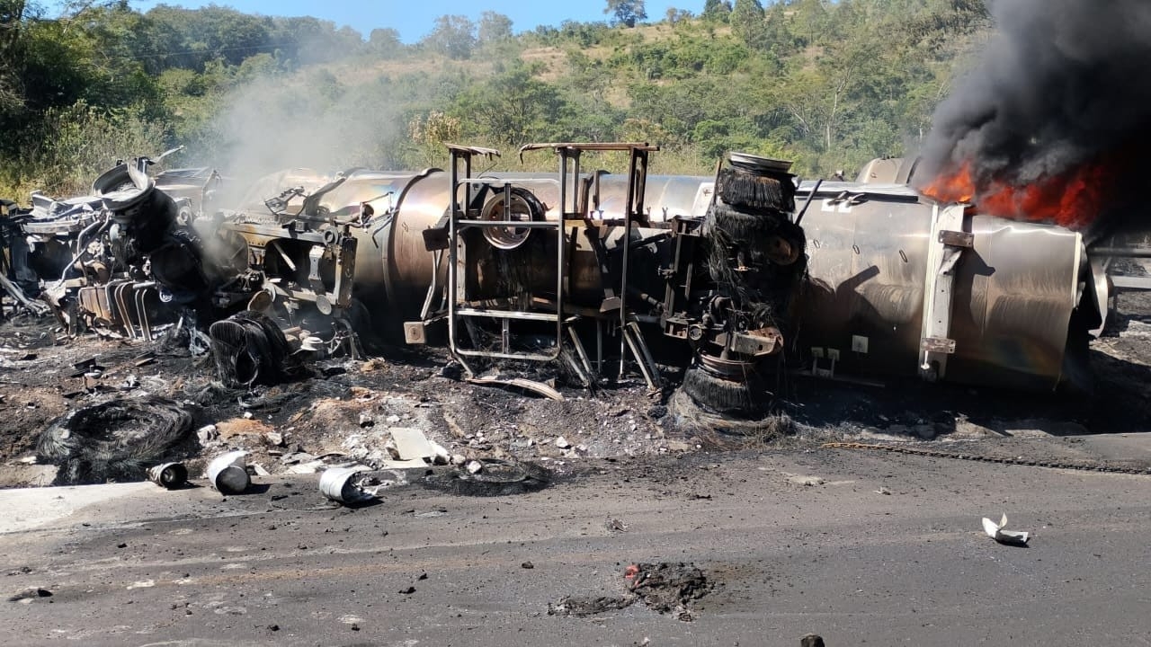 Motorista morre após colisão entre carretas na BR-116 em Minas Gerais episode artwork