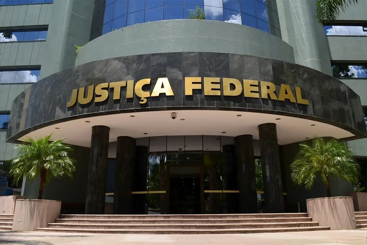 PF cumpre mandados na 13ª Vara de Curitiba, responsável pelos processos da Lava Jato PF cumpre mandados na 13ª Vara de Curitiba, responsável pelos processos da Lava Jato