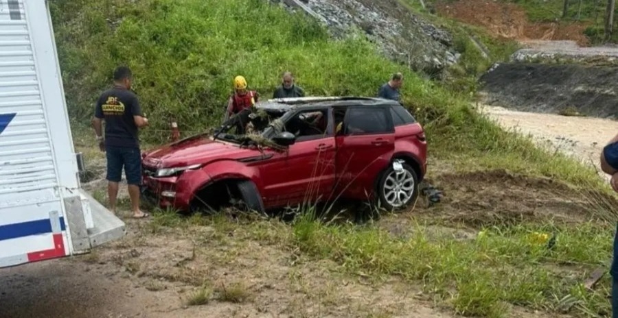 Casal e bebê morrem após carro ser arrastado por correnteza durante chuva em Santa Catarina