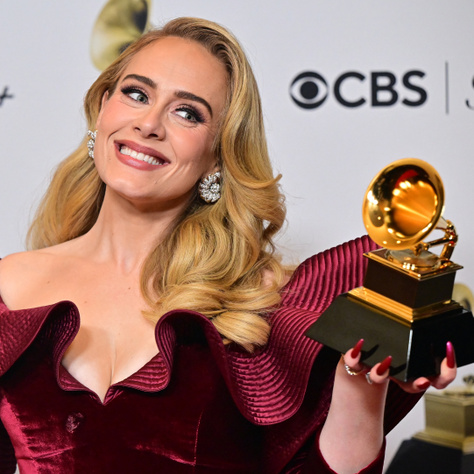 Mi van az aranyszínű szobrocskák mögött?