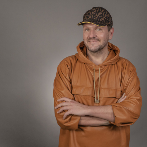 Megvádolták, hogy a melegségéből csinált karriert